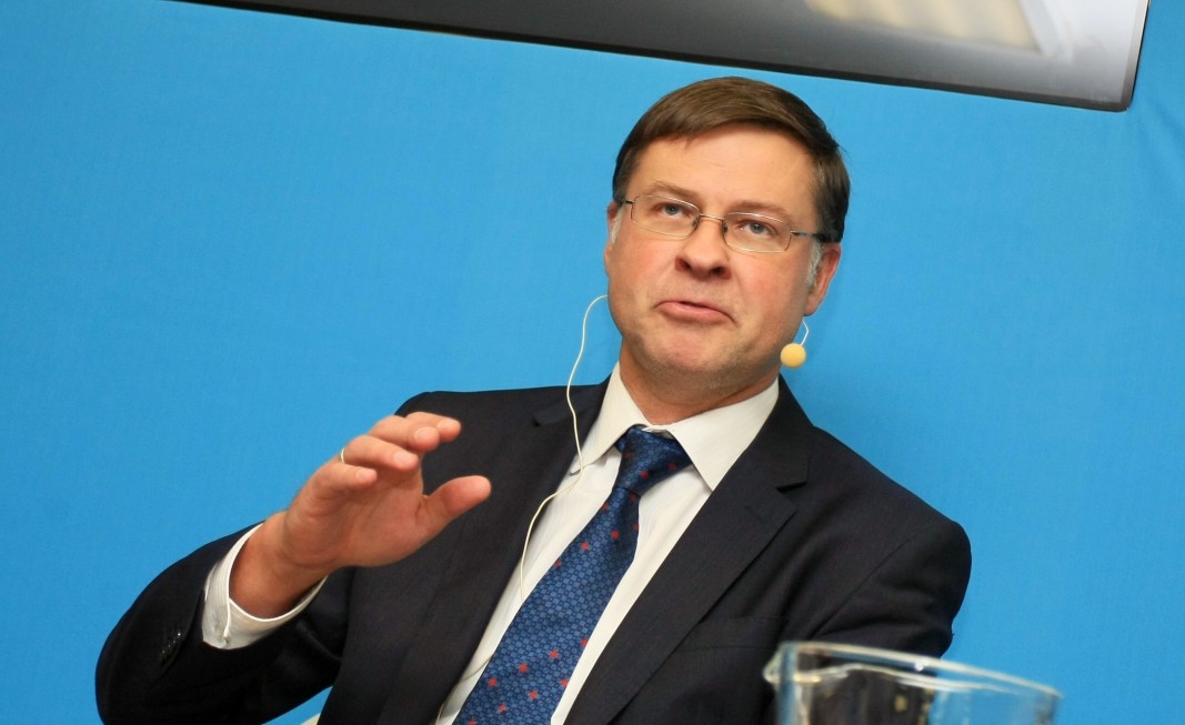 Зам.-председателят на ЕК: Умерен оптимист съм за влизането на България в еврозоната