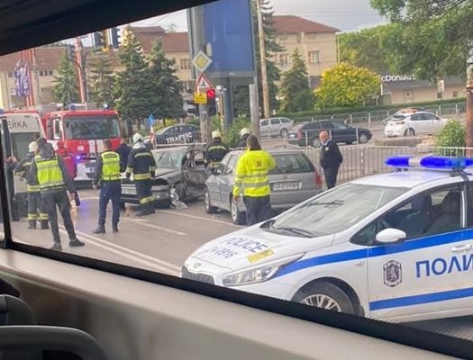 Мъж загина, след като градски автобус помете кола на кръстовище в София