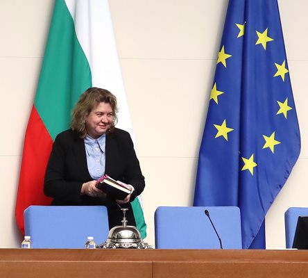 Киселова отряза искането на Радев за референдум, връща му го като недопустимо