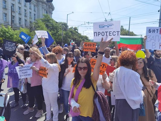 Протест на БНТ, БНР и БТА блокира ключово кръстовище в София