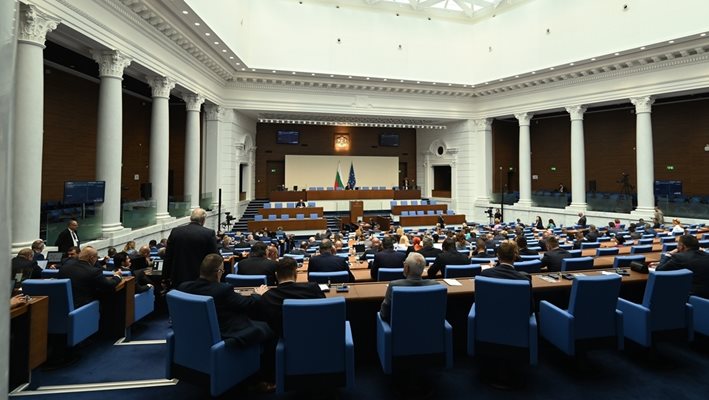 158 бягства от работа на депутатите, които за 64 заседания приеха едва 7 закона