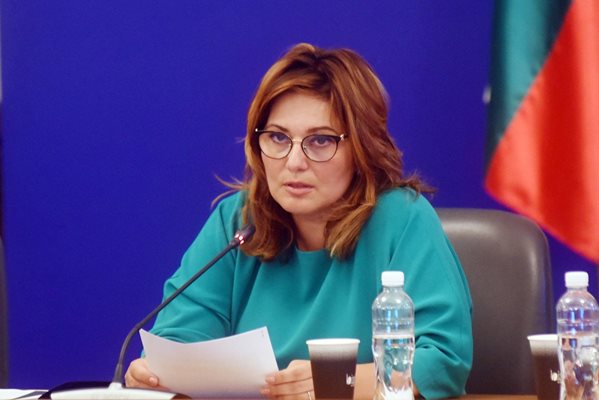 Бившата здравна министърка Асена Сербезова осъди прокуратурата за 50 хил. лв.