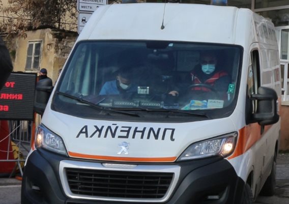Двама задигнали линейка, отзовала се на сигнал за болен в село Дългоделци