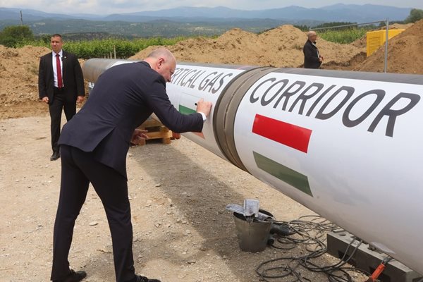 Желязков сложи подписа си на тръба от нов газопровод, който увеличава с 50 процента преноса от Гърция