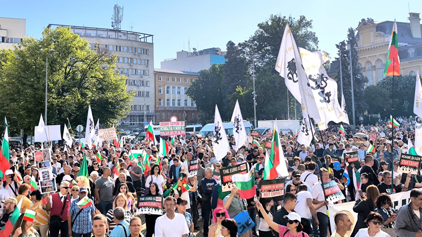 Протест срещу еврото пред парламента, искат оставка на кабинета