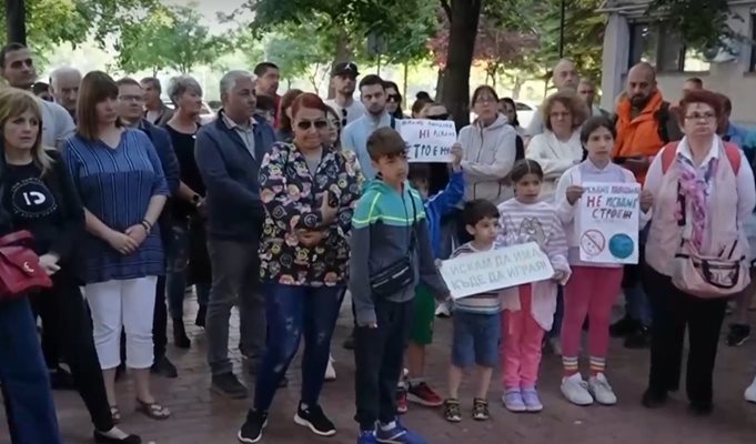 Хора срещу багери в Пловдив: Жива верига от стотици семейства срещу строеж между детски площадки