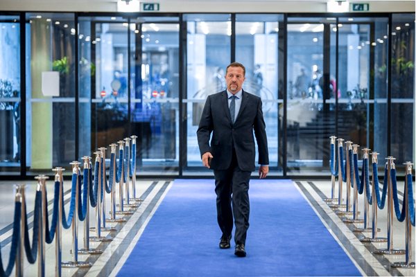 Идеолог до Румен Радев съзря бартер между еврото и ветото за Северна Македония в ЕС