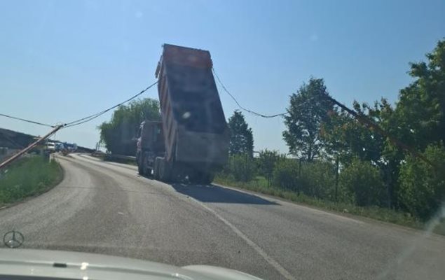 Камион се оплете в жици на тангентата в София