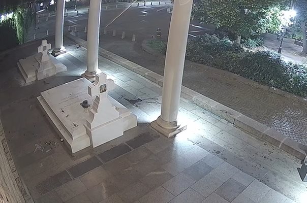 Задържаха втори мъж за поругаването на гробовете на патриарх Неофит и екзарх Йосиф