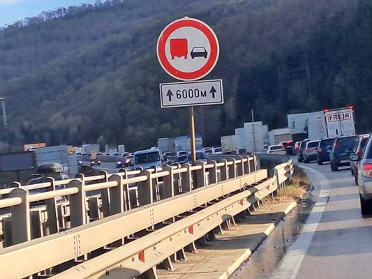 Катастрофа блокира движението на магистрала 