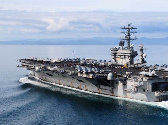 US самолетоносач приближава Близкия изток след заплахите на Тръмп