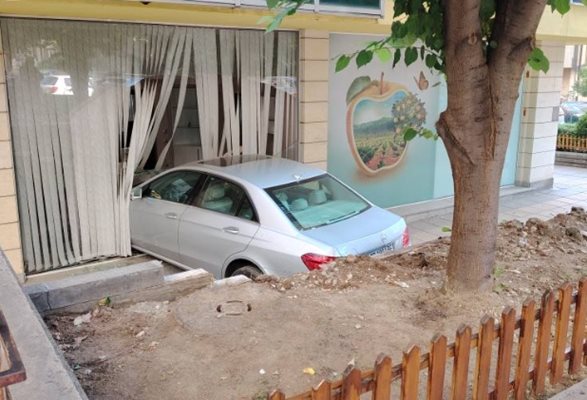 Жена се вряза с колата си в офис в кв. 
