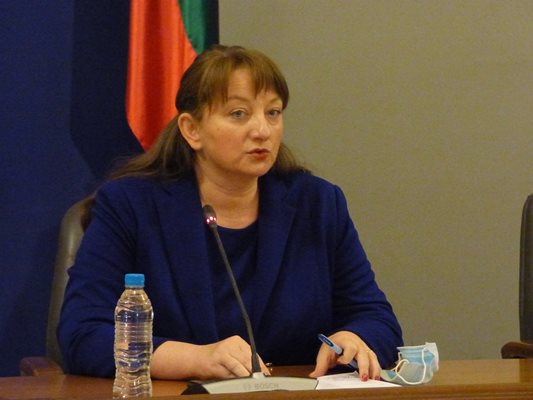 Деница Сачева: Няма как избиратели на ГЕРБ да гласуват за Румен Радев