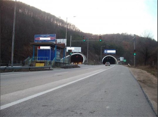 Аварирала кола затвори едната лента в тунела 