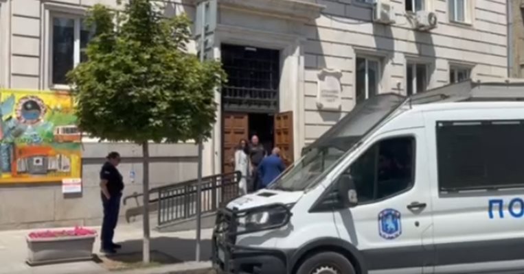 Изведоха с полиция зам.-кмета на София Никола Барбутов