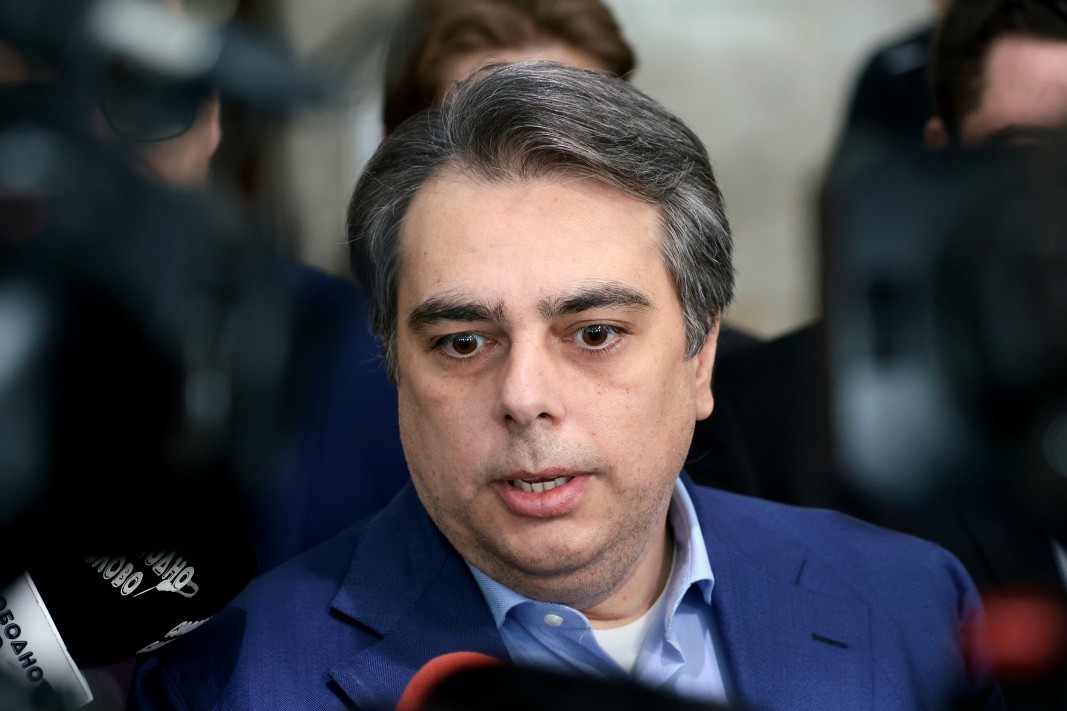 Асен Василев: Пеевски помага на Борисов да спечели служебно Варна и София. Въпросната фирма е спечелила 17 поръчки от ГЕРБ