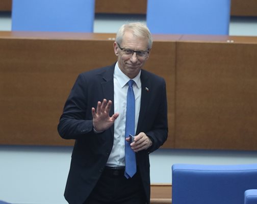 Николай Денков: Борисов да освободи България, присъствието му я задушава