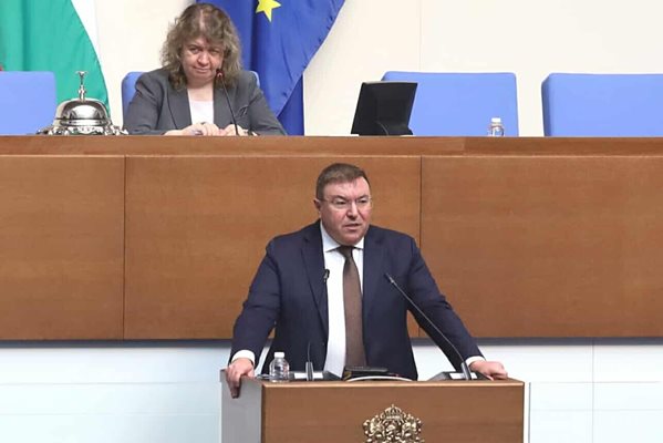 Парламентът въведе лимити в заплатите на лекарите