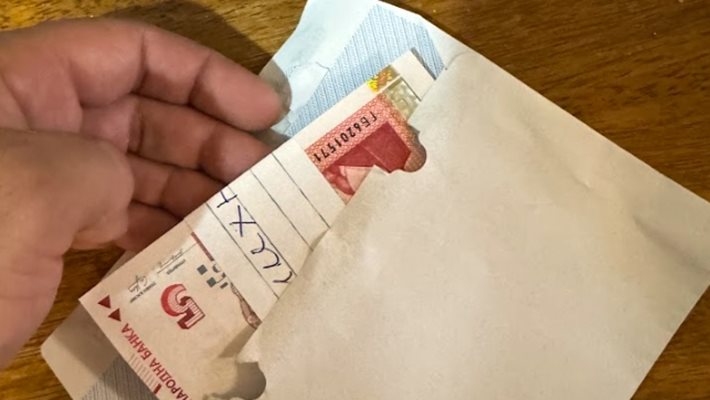 Мистериозен човек оставя пликове с пари из София