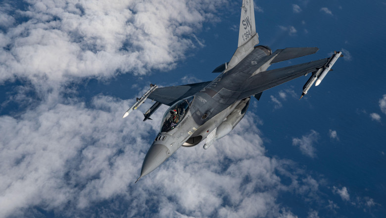 Румъния вдигна изтребители F-16 и Eurofighter заради украински военни самолети на територията на страната