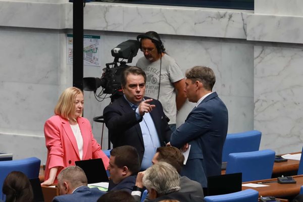 Парламентът удължи сроковете за разследване, ДБ иска Радев да наложи вето