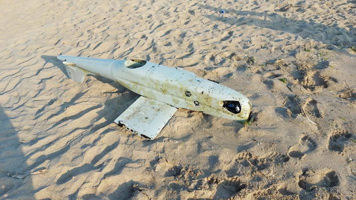 Летовници в шок - военен дрон изплува на плаж в Созопол