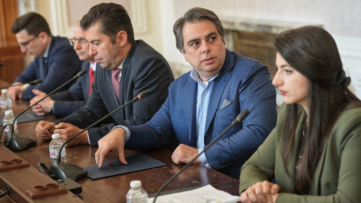 Асен Василев става едноличен лидер на 