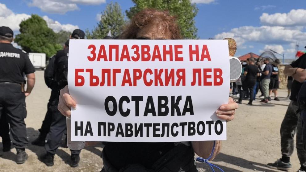 Протести против присъединяването към еврозоната се проведоха на различни места в страната