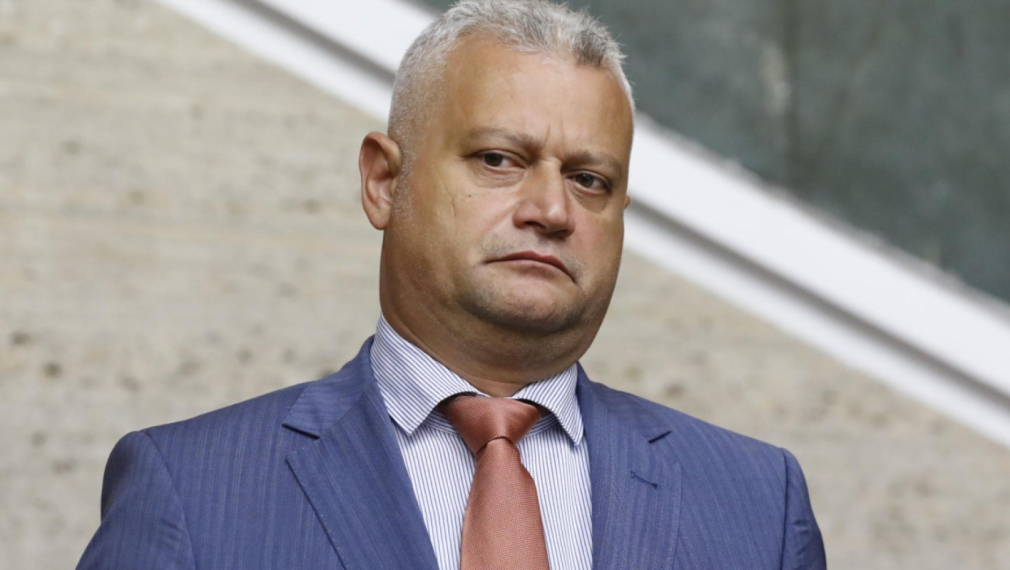 Съдът издаде ограничителна заповед срещу бившия вътрешен министър Емил Дечев за домашно насилие над бившата му съпруга и дъщеря им