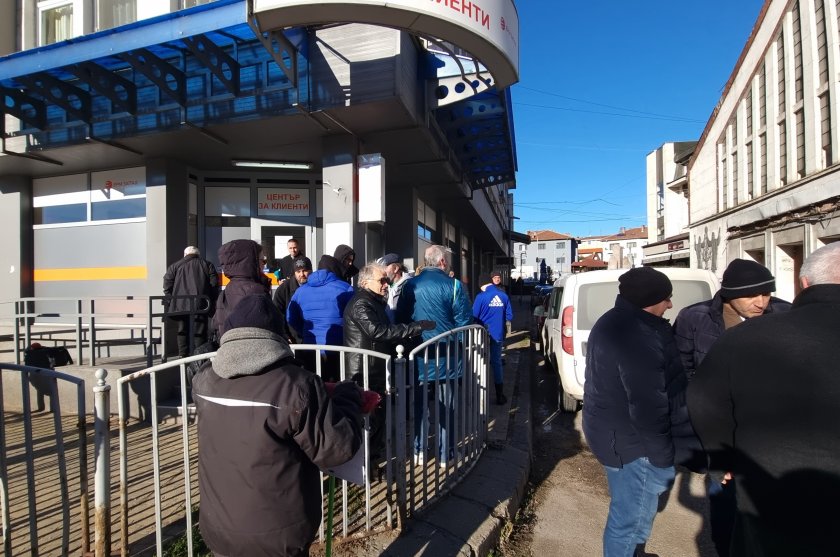 Протест в Ловеч: 73 часа без ток, съсипаха ни празниците!