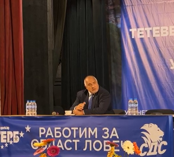 Борисов иронизира Кирил Петков от Ловеч: Исках да си купя електромобил, ама няма. И батерии няма