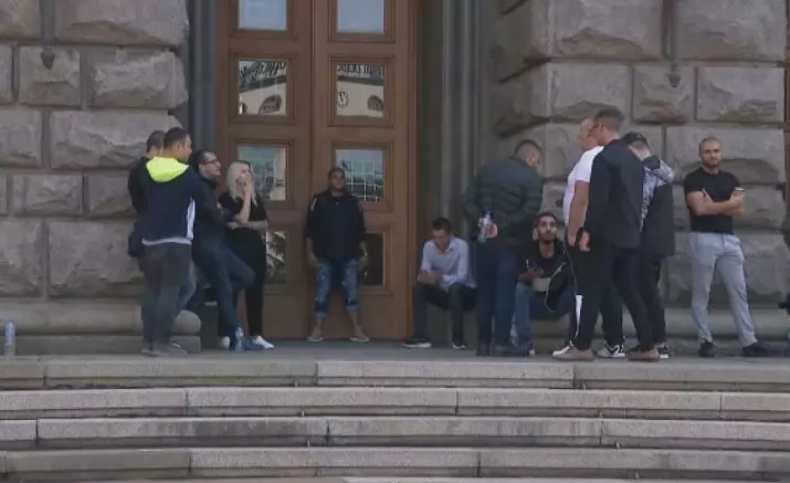 ДПС-Пеевски пази на входовете на ЦИК от петък, дойдоха и представителите на ДПС-Доган