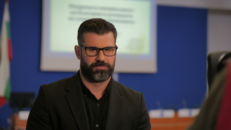Това са същите хора, които всячески се опитват да ни обяснят, че черното е бяло и че ние сме глупаци, ако не мислим като тях