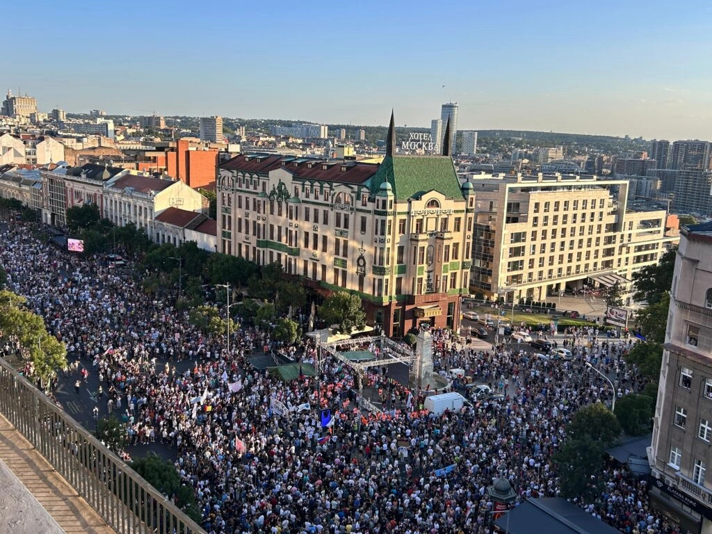 Цял Белград се е изсипал на улицата да протестира