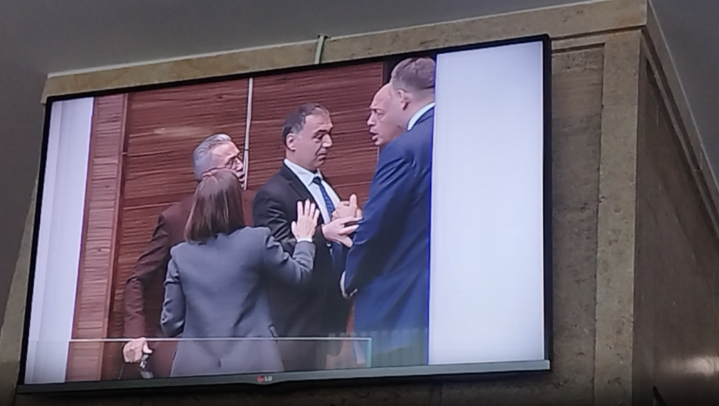 Бой в парламента: Пеевски и Йордан Цонев срещу 