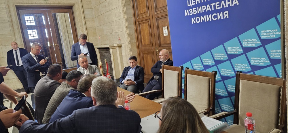 Депутатите на Пеевски не позволиха на членовете на ЦИК да заемат местата си, за да започнат работа