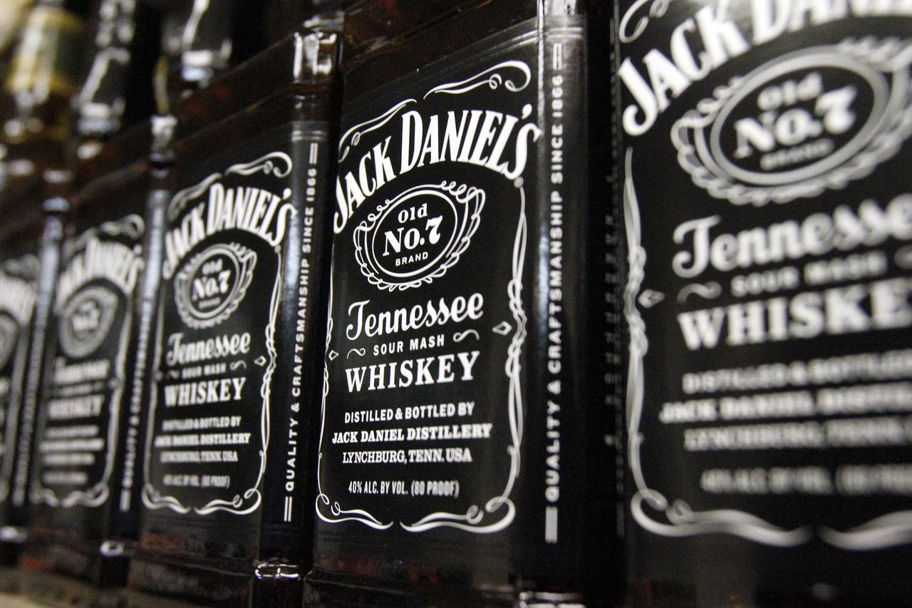И Jack Daniel’s спира да толерира гей и цветнокожи за сметка на белите и хетеросексуални мъже и жени