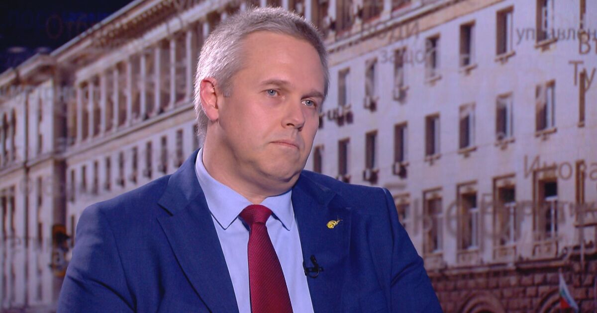 Министърът на електронното управление още ходи с охрана след заплахите от Кирил Петков