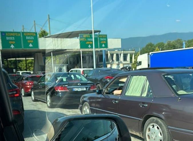 Близо 4 часа чакат леките коли и автобусите на 