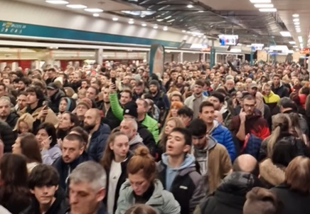 Има блокирани хора в метрото. Не ги пускат да отидат на протеста 