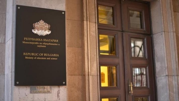Към министъра на образованието: Вие сте син на учител, надяваме се да не посрамите името на рода си