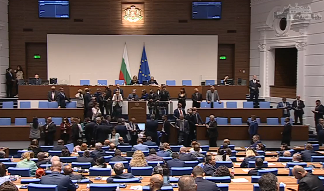 ИТН и „Възраждане“ блокираха парламента и спряха закон за затварянето на въглищните ни централи