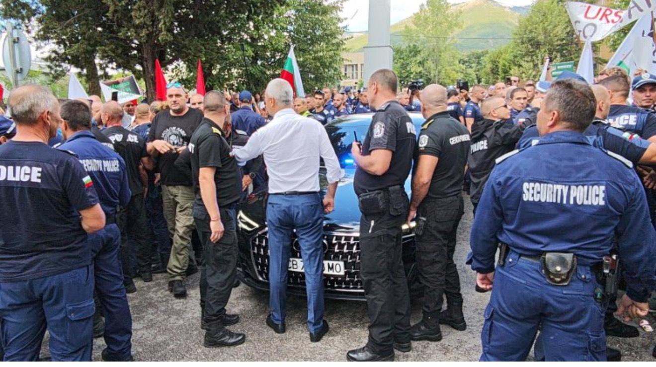 Костадин Костадинов от протеста в Сопот: Урсула е символ на деградацията на Европа и няма място в България