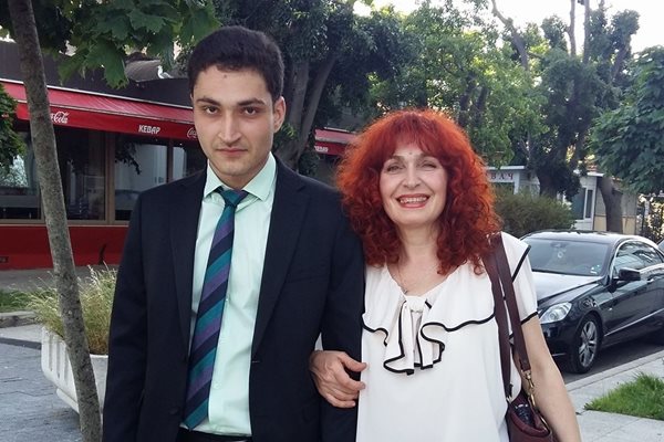 Синът на убитата учителка Рада Гешева първо опитал да й пререже гърлото, но ножът се счупил