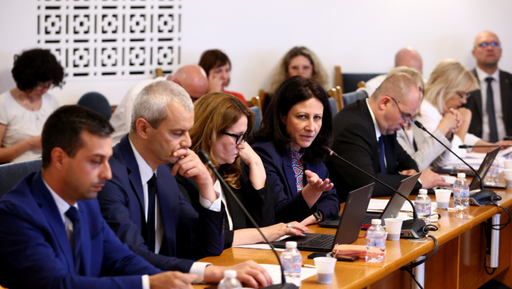 Правната комисия в НС отхвърли референдума на 