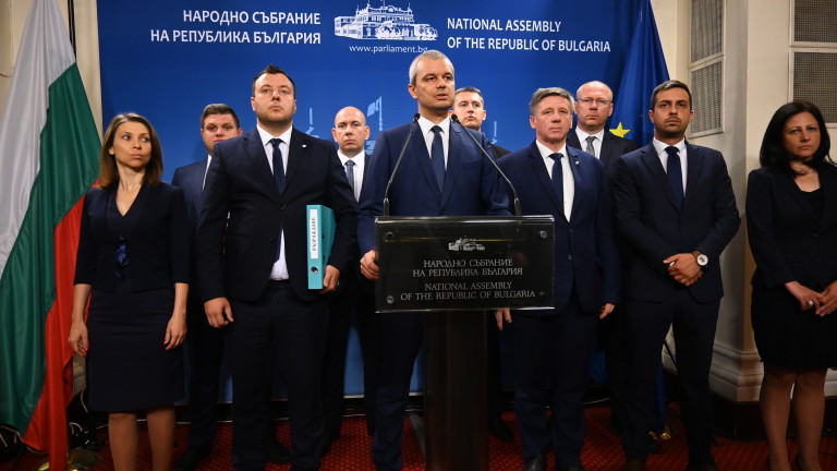 „Възраждане“ атакуваха в Конституционния съд стопирането на референдума