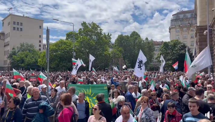 Десетки хиляди българи ЗА запазване на българския лев (ВИДЕО)