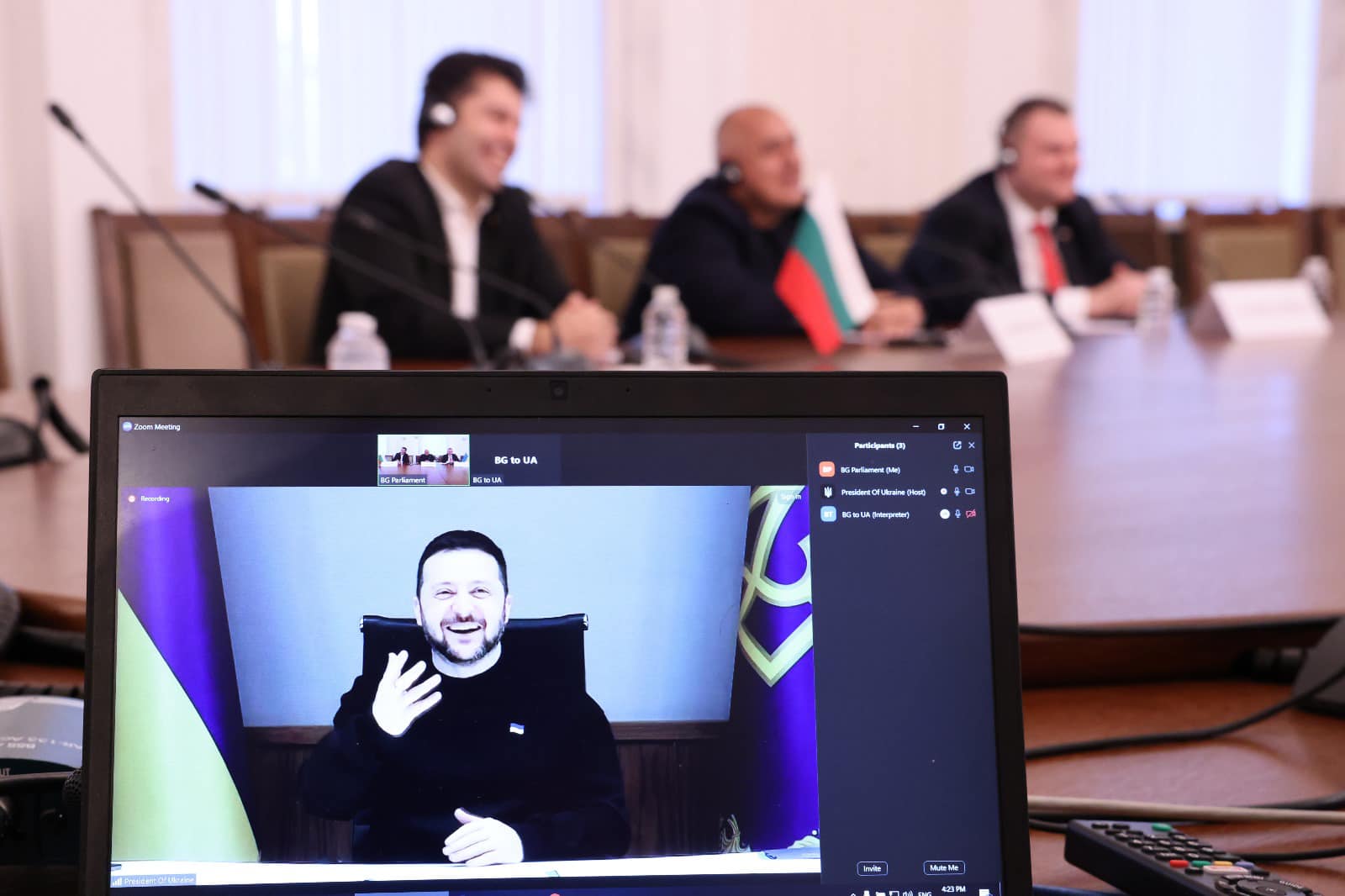 Борисов, Пеевски и Петков разговаряха със Зеленски, той им благодари
