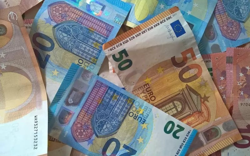 7 дни до Нова година: Колко евро ще получават хората с 2000 лв. заплата?
