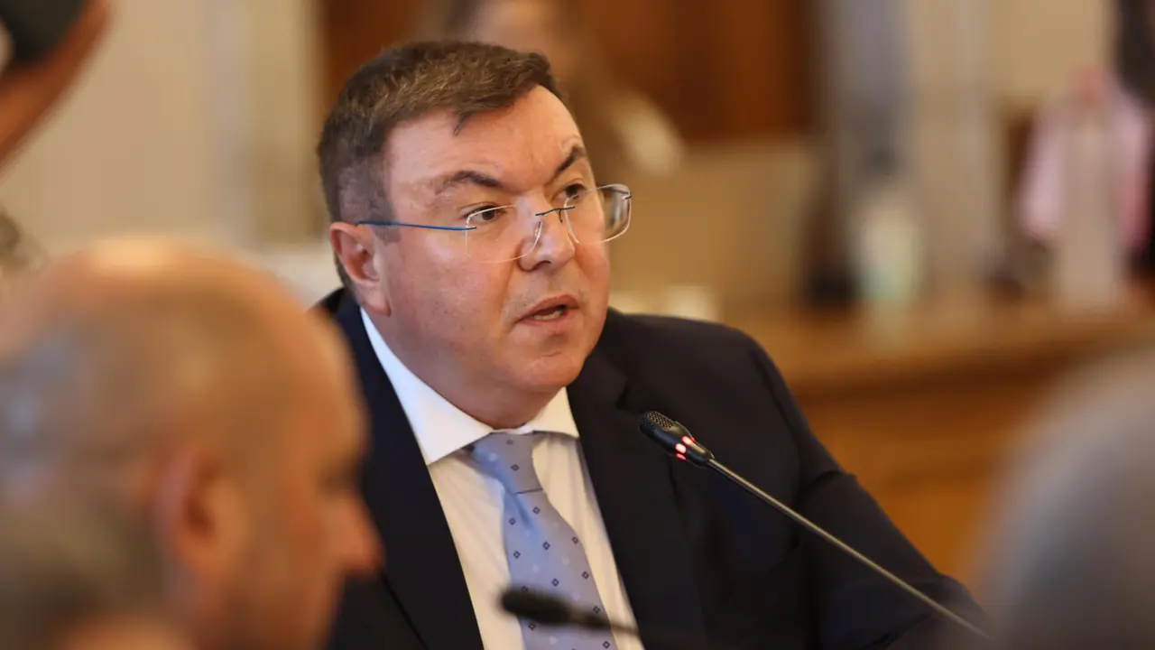 Костадин Ангелов след оставката на доц. Кунчев: Човек с огромна експертиза, но без самочувствието на всезнаещия